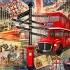 Kırmızı Londra otobüsü, telefon kulübesi ve yön tabelaları içeren vintage İngiltere temalı duvar kağıdı kolajı.