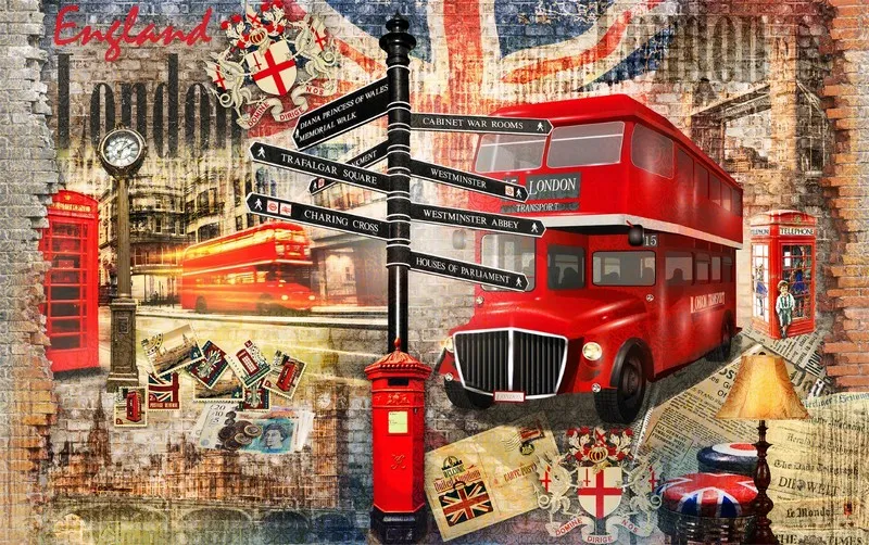 Kırmızı Londra otobüsü, telefon kulübesi ve yön tabelaları içeren vintage İngiltere temalı duvar kağıdı kolajı.