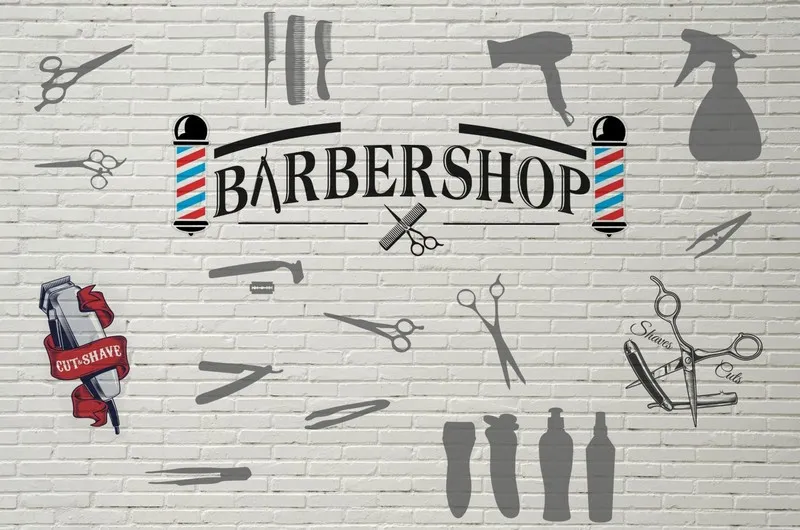 Beyaz tuğla duvar üzerinde Barber Shop yazısı ve kuaför aletleri silüetleri içeren dekoratif duvar kağıdı.