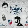 Beyaz tuğla duvar üzerinde sakallı berber figürleri, makas, ustura ve "Barber For Life" yazılı kolaj duvar kağıdı.