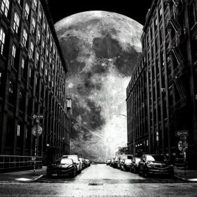 gece sehri ve devasa ay manzarali 3d sanatsal duvar kagidi