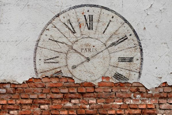 Trendyol Paris zaman tüneli tuğla duvar ve antik saat desenli duvar kağıdı bursa ve Hepsiburada Roma rakamlı eskitme duvar posteri modelleri bursa