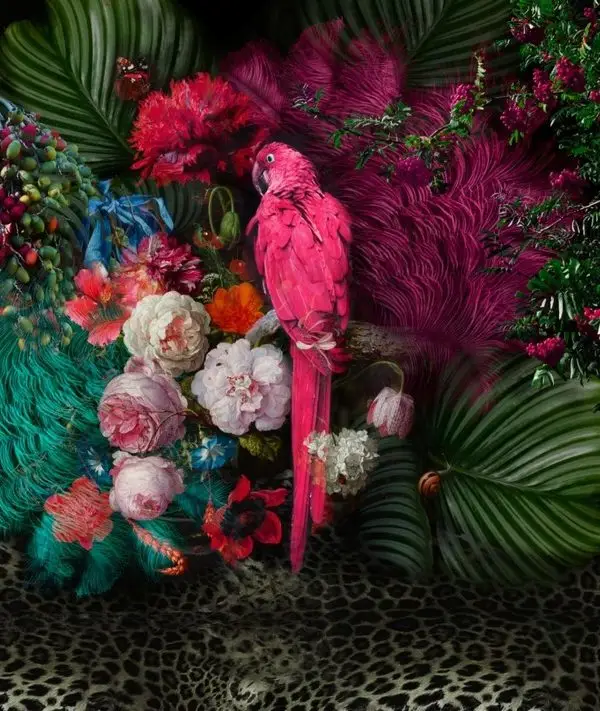 Koyu yeşil tropikal yapraklar ve renkli çiçekler arasında duran büyük fuşya papağan ile leopar desenli zemin içeren duvar kağıdı tasarımı