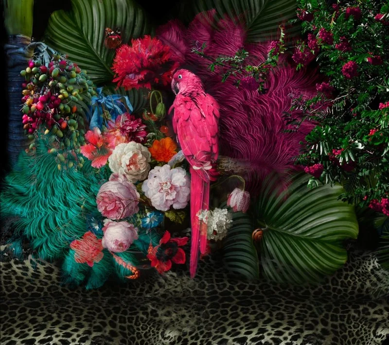 Koyu yeşil tropikal yapraklar ve renkli çiçekler arasında duran büyük fuşya papağan ile leopar desenli zemin içeren duvar kağıdı tasarımı