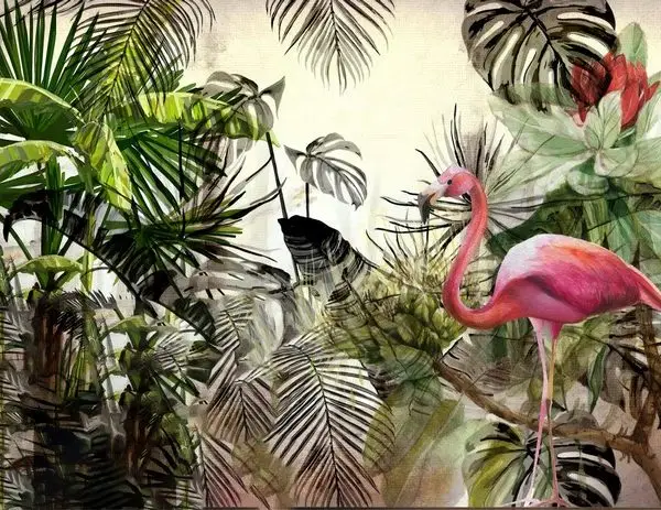 Sulu boya dokulu sanatsal pembe flamingo figürü ve yeşil egzotik palmiye yaprakları içeren modern tropikal duvar kağıdı tasarımı.