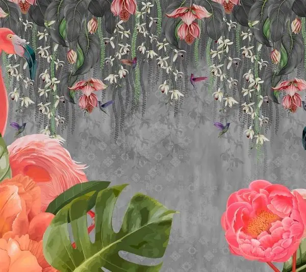 Gri beton dokulu zemin üzerinde mercan renkli flamingolar, büyük yeşil yapraklar ve egzotik pembe çiçekler içeren dijital baskı duvar kağıdı.