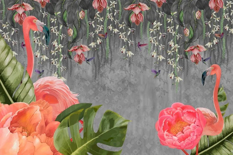 Gri beton dokulu zemin üzerinde mercan renkli flamingolar, büyük yeşil yapraklar ve egzotik pembe çiçekler içeren dijital baskı duvar kağıdı.