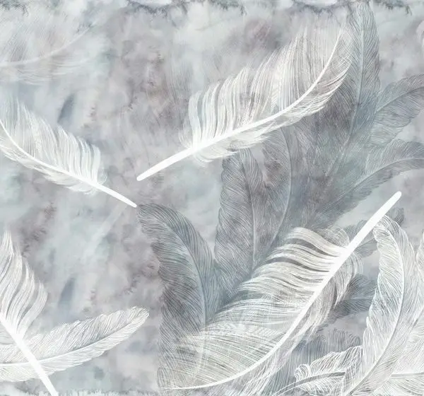 Gri suluboya mermer efektli fon üzerinde beyaz tüy figürlü dikişsiz tekstil duvar kağıdı.