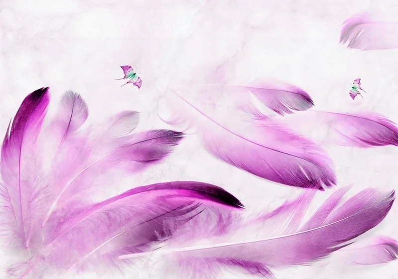 Beyaz mermer dokulu fon üzerinde canlı mor tüy ve küçük kelebek figürlü dikişsiz tekstil duvar kağıdı.