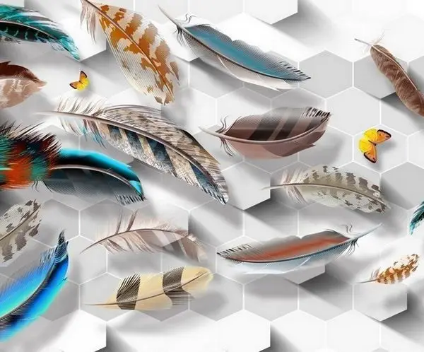 Beyaz ve gri 3D altıgen petek desenli zemin üzerinde renkli egzotik tüyler ve sarı kelebek figürlü duvar kağıdı.