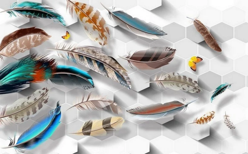 Beyaz ve gri 3D altıgen petek desenli zemin üzerinde renkli egzotik tüyler ve sarı kelebek figürlü duvar kağıdı.