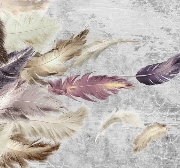 Koyu füme beton dokulu zemin üzerinde uçuşan fuşya ve mor renkli kuş tüyleri desenli dikişsiz duvar kağıdı.