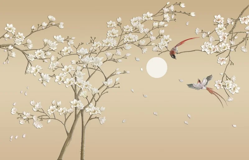 sıcak bej zemin uzerinde dolunay beyaz sakura dallari ucusan yapraklar ve uzun kuyruklu kuslu duvar kagidi