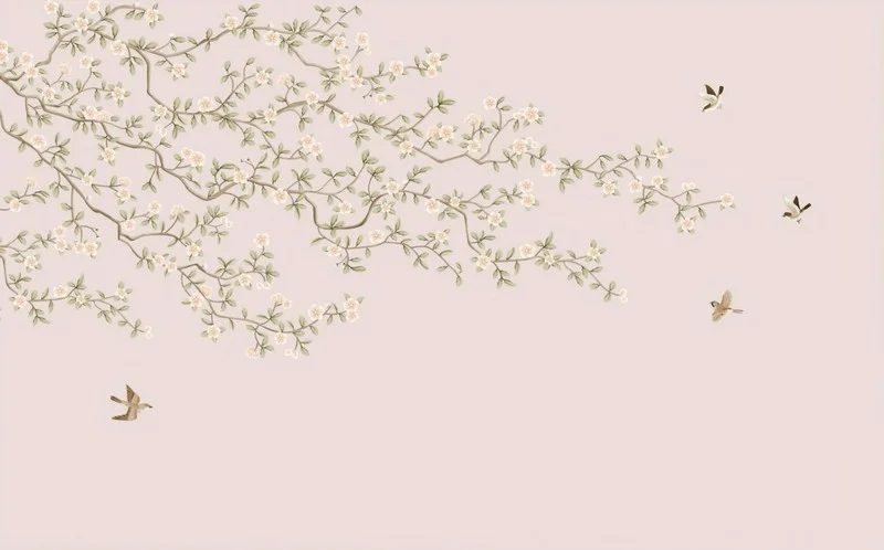 pudra pembe yumusak zemin uzerinde krem rengi bahar dallari ve ucusan zarif kus desenli duvar kagidi