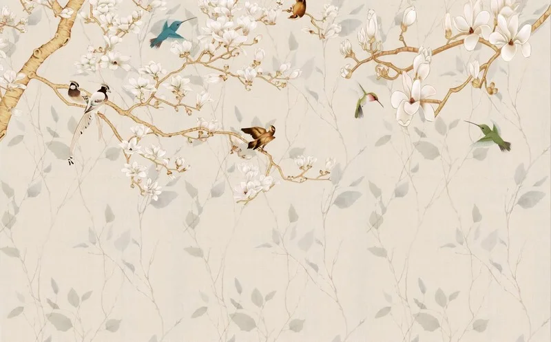 krem zemin uzerinde inci gibi beyaz cicekli dallar turkuaz sinekkusu ve uzun kuyruklu cennet kuslari duvar kagidi
