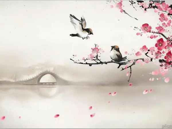 ekru zemin uzerinde sarkan pembe borazan cicekleri palmiye yapraklari ve renkli cennet kuslu duvar kagidi