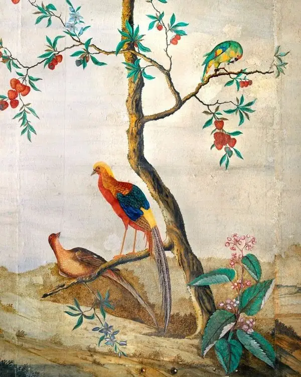 antik krem zemin uzerinde kirmizi lici meyveleri ve mavi kanatli altin sulun kuslu duvar kagidi
