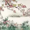 Puslu göl manzarası önünde, yoğun pembe-kırmızı çiçek toplulukları ve sarı göğüslü ötücü kuşların resmedildiği Uzak Doğu fırça sanatı tarzında duvar kağıdı.