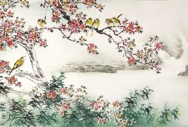Puslu göl manzarası önünde, yoğun pembe-kırmızı çiçek toplulukları ve sarı göğüslü ötücü kuşların resmedildiği Uzak Doğu fırça sanatı tarzında duvar kağıdı.