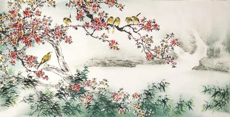 Puslu göl manzarası önünde, yoğun pembe-kırmızı çiçek toplulukları ve sarı göğüslü ötücü kuşların resmedildiği Uzak Doğu fırça sanatı tarzında duvar kağıdı.