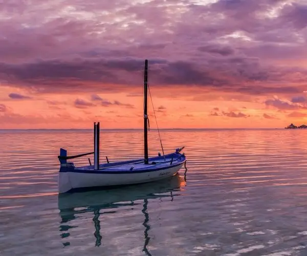 Mor gün batımı gökyüzü altında denizde duran yalnız balıkçı teknesi temalı 3D derinlik etkili duvar posteri.