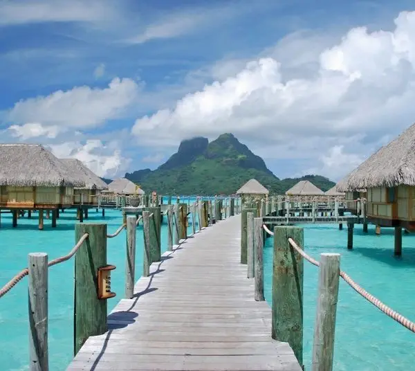 Turkuaz deniz üzerinde ahşap iskele ve tropikal bungalov evler temalı 3D derinlik etkili deniz manzaralı duvar posteri.