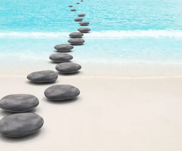 Turkuaz deniz üzerinde dizili taşlar ve beyaz kumsal manzaralı perspektif etkili duvar posteri.