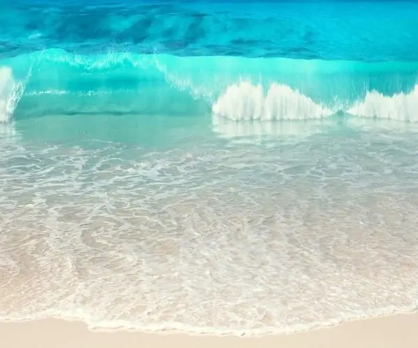 Kıyıya vuran berrak turkuaz dalgalar ve beyaz deniz köpüğü manzaralı ferahlatıcı duvar posteri.