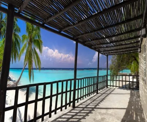 Rustik ahşap çardak altından turkuaz denize bakan, iç mimar projeleri için ideal, derinlik etkili dijital baskı duvar posteri.