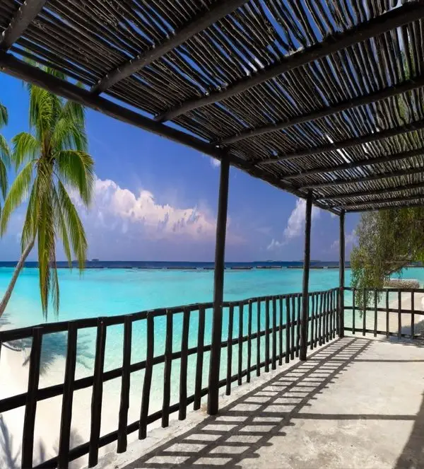 Rustik ahşap çardak altından turkuaz denize bakan, iç mimar projeleri için ideal, derinlik etkili dijital baskı duvar posteri.