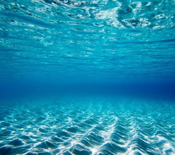 Turkuaz denizin derinliklerinde kum dalgaları ve güneş ışığı yansımaları temalı, iç mimari dekorasyon projeleri için huzurlu 3D manzara duvar posteri.