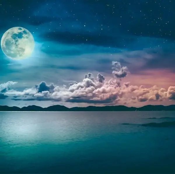 Gece deniz üzerinde parlayan dolunay ve yıldızlı gökyüzü temalı, yatak odası dekorasyonu için dingin 3D manzara duvar posteri.