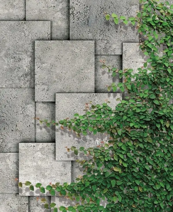 Minimalist beyaz tuğla duvar kağıdı önünde dekoratif yeşil yapraklı bitki ile modern salon konsepti.