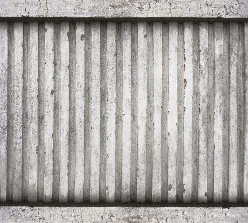 Dikey oluklu beton panel dokulu, ham gri tonlarında, brütalist mimari etkili 3D modern duvar kağıdı.