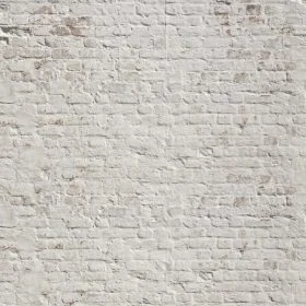 Kireç badana eskitmeli, belirgin harç dokulu ve yer yer kızıl tuğla sızıntılı vintage beyaz tuğla duvar kağıdı.