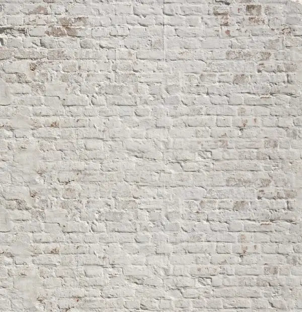 Kireç badana eskitmeli, belirgin harç dokulu ve yer yer kızıl tuğla sızıntılı vintage beyaz tuğla duvar kağıdı.
