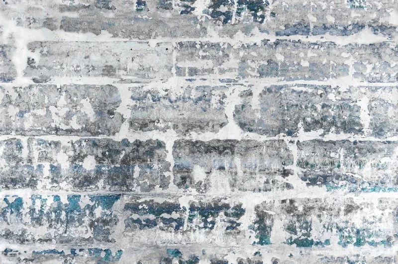 Turkuaz ve antrasit boya aşınmalı, beyazlatılmış eskitme tuğla desenli 3D dekoratif duvar kağıdı.