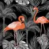 Siyah arka plan üzerinde gri palmiye yaprakları ve iki adet canlı mercan renkli flamingo figürü içeren modern duvar kağıdı tasarımı.