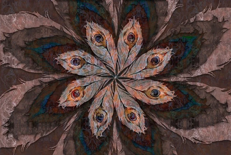 Kahverengi ve mürdüm tonlarda dairesel dizilimli, mandala etkili tavus kuşu tüyü duvar kağıdı.