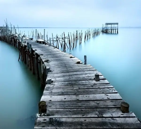 Sisli deniz üzerinde uzanan ahşap iskele manzaralı modern ofis ve salon dekorasyonu için derinlik etkili duvar posteri.