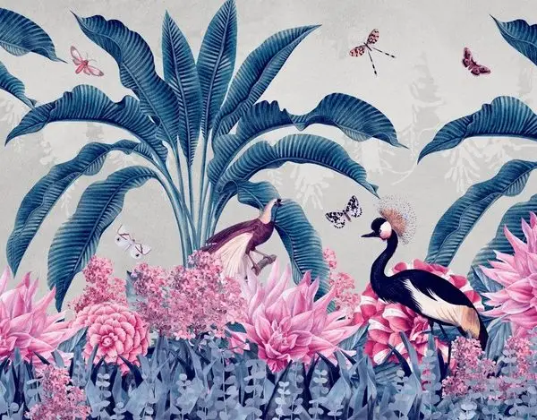 Büyük pembe dahlia çiçekleri ve lacivert tropikal yapraklar arasında duran asil taçlı turna kuşu figürlü 3D dijital baskı duvar kağıdı