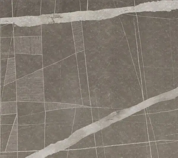 Koyu Zemin Üzerinde İnce Beyaz Geometrik Çizgili ve Pürüzlü Hatlı Modern Duvar Kağıdı