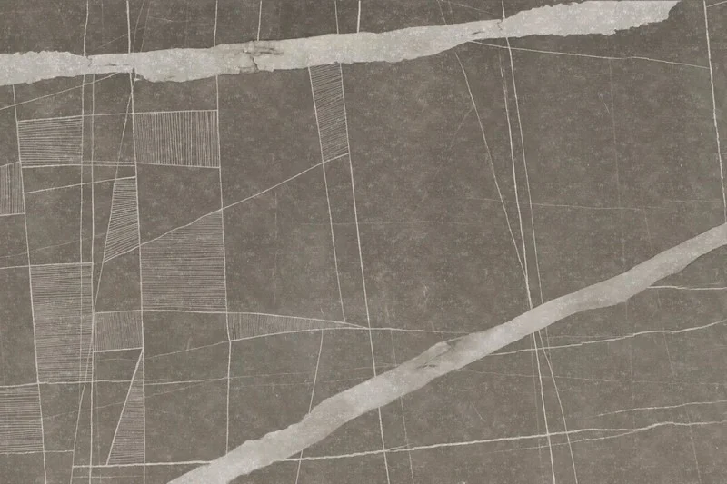 Koyu Zemin Üzerinde İnce Beyaz Geometrik Çizgili ve Pürüzlü Hatlı Modern Duvar Kağıdı