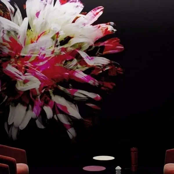 Trendyol siyah zemin üzerine fuşya ve beyaz kasımpatı çiçekli duvar posteri bursa ve Hepsiburada modern sanatsal krizantem desenli duvar kağıdı modelleri