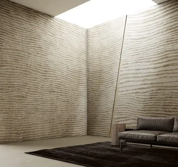 Vizon Zemin Üzerinde Yatay Pürüzlü Hatlı ve Organik Çatlak Desenli Doğal Taş Dokulu Duvar Kağıdı