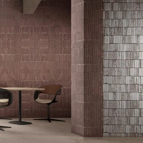Kiremit Terracotta Tuğla Dizilimi ve Dikey Beton Sütun Dokulu Modern Mimari Duvar Kağıdı