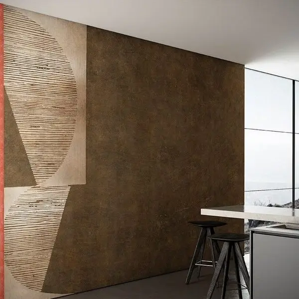 Koyu Toprak Tonlarında Ham Beton Dokusu ve Dikey Çizgili Geometrik Formlu Modern Duvar Kağıdı