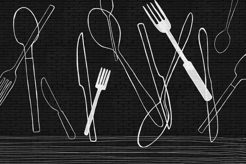 Siyah tuğla desenli duvar üzerinde beyaz çizgisel çatal kaşık bıçak illüstrasyonlu modern duvar kağıdı.