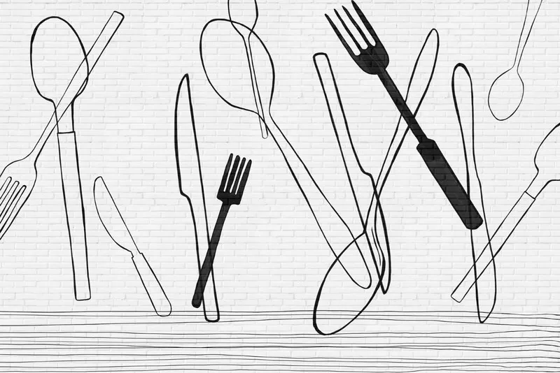 Beyaz tuğla zemin üzerinde siyah ince çizgili çatal, bıçak ve kaşık illüstrasyonlu duvar kağıdı.