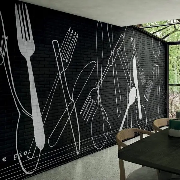 Siyah tuğla desenli duvar üzerinde beyaz çizgisel çatal kaşık bıçak illüstrasyonlu modern duvar kağıdı.
